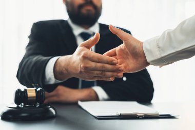 Avukatın ya da avukatın yakın mesafeden el sıkışması, güvenilir bir ortağın güvenilirliğini güvence altına almak için dava anlaşmasının imzalanması konusunda başarılı bir şekilde hukuki olarak tartıştıktan sonra çözülür. Eşitlik
