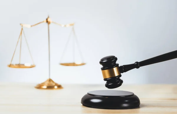Het Symboliseert Rechtvaardigheid Juridische Autoriteit Gouden Weegschaal Hamer Bureau Met — Stockfoto