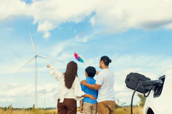 Concept Progressive Happy Family Holding Windmill Toy Relax Wind Farm — Stockfoto