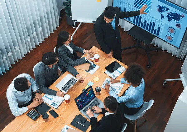 회의실에 화면에 데이터 대시보드가 비즈니스 프레젠테이션 사업가들은 마케팅 전략을 세우기 — 스톡 사진