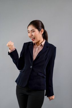 Resmi takım elbiseli kendine güvenen Asyalı genç iş kadını, promosyon veya reklamı şaşırmış yüz ifadesi ve izole edilmiş arka planda bir jest olarak göstermek için el hareketi yapıyor. Coşkulu.