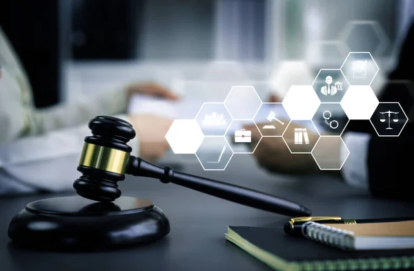 弁護士事務所のスマート法律 法律アドバイスアイコン 弁護士の作業ツールは デジタル法と自動法と規制のオンライン技術の概念を示しています — ストック写真