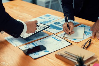 Kapanış meşgul analist ekibi dijital torpido gözünde finansal verileri tartışıyor, grafik ve grafiği analiz ediyor ve bilgisayar ekranında veri bilimi yazılım görüntüsü kullanıyor. İş zekası ve Fintech. Coşkulu