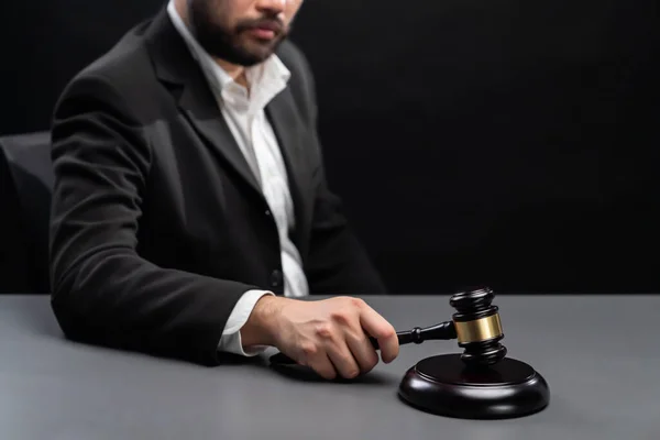 木製のギャベルハンマーに焦点を当てます黒いスーツ彼の机の上に背景にギャベルを保持します 法的正義と完全性の象徴 バランスのとれた倫理的な意思決定の裁判所の平等 — ストック写真