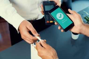 NFC QR kod cihazı ile el ele tutuşan akıllı telefon, hızlı dijital işlemler için temas kurulamayan ödeme kodlarını tarıyor. Modern yaşam tarzı ödeme teknolojisi için cep telefonundaki online bankacılık uygulaması. coşkulu