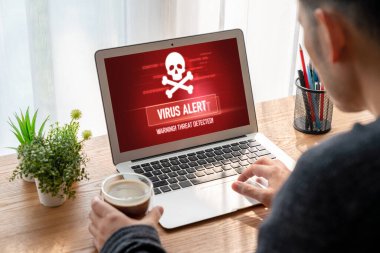 Bilgisayar ekranındaki virüs uyarısı mobil siber tehdit, hacker, bilgisayar virüsü ve kötü amaçlı yazılım tespit edildi