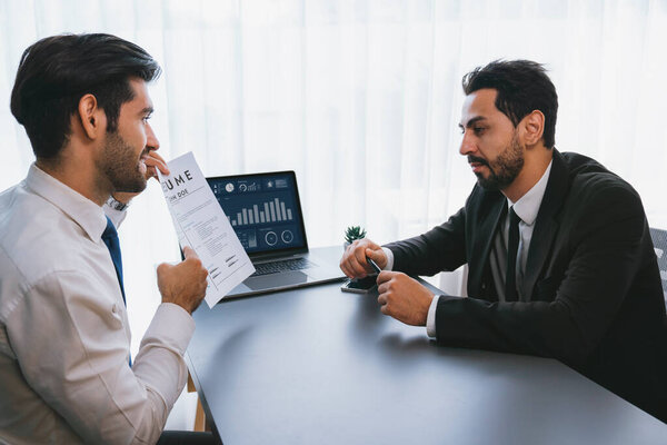 Собеседование с кандидатом на должность с резюме. Кандидат надевает костюм для официальной беседы с интервьюером. Процесс вербовки с вопросом о карьере и опыте работы. Пылкий