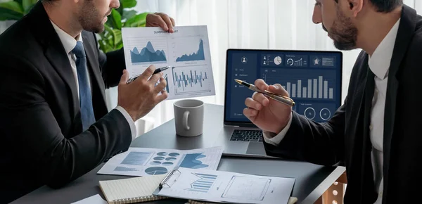 Equipe Analista Ocupado Discutindo Dados Financeiros Painel Digital Analisando Gráfico — Fotografia de Stock