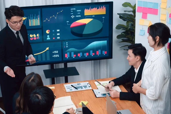 Confidence Asian Businessman Give Presentation Financial Analyzed Business Intelligence Dashboard — 스톡 사진