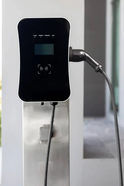 Progressive Green Energy Powered Charging Station Concept Electric Vehicle Connected — ストック写真