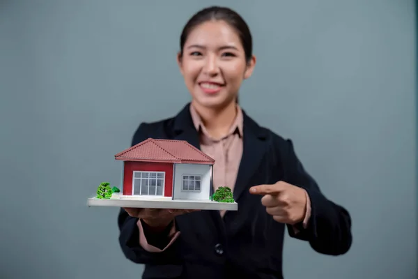 Giovane Donna Asiatica Indossa Abito Formale Tenendo Mostrando Modello Casa — Foto Stock