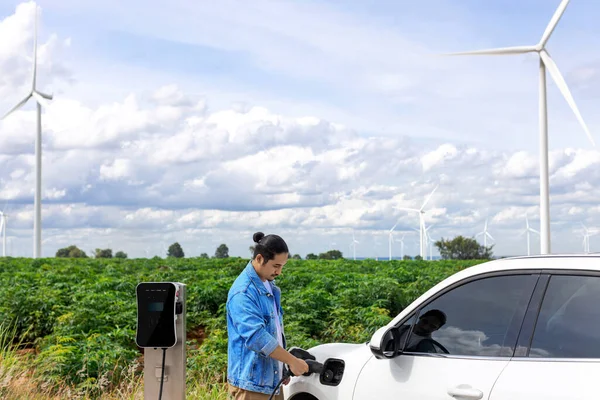 Прогресивна Людина Своїм Електричним Автомобілем Автомобіль Заряджає Енергію Від Зарядки — стокове фото