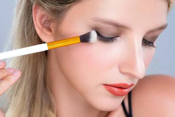 Closeup Beautiful Girl Flawless Applying Alluring Eye Shadow Makeup Eyeliner — 图库照片