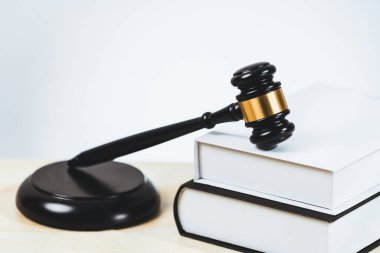 Boş bir hukuk firmasında ahşap tokmak çekiç ve hukuk kitabı ya da avukat ve hakim tarafından adalet ve hukuk sistemi, yasal otorite ve adalet kavramı olarak beyaz avukatlık bürosu geçmişi. denge