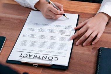 Yakın plan sözleşme imzalama belgesini kalemle imzalama, iş anlaşmasını imzayla mühürleme. İş adamları iş anlaşmasını imzalamak için sözleşmeye imza atıyorlar. Coşkulu.