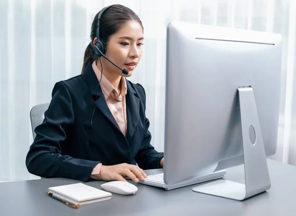 Azjatyckie Call Center Słuchawkami Mikrofonem Pracujące Jej Laptopie Kobieta Operator — Zdjęcie stockowe