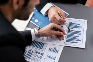 Kapanış meşgul analist ekibi dijital torpido gözünde finansal verileri tartışıyor, grafik ve grafiği analiz ediyor ve bilgisayar ekranında veri bilimi yazılım görüntüsü kullanıyor. İş zekası ve Fintech. Coşkulu