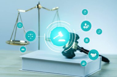 Akıllı hukuk, hukuki danışmanlık simgeleri ve avukatlık bürosunda çalışan araçlar dijital hukuk kavramını ve çevrim içi hukuk ve yönetmelik kavramlarını gözler önüne seriyor .