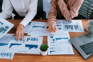 Yakın plan analist takım arkadaşları dijital torpido gözündeki finansal verileri, çizelgeleri ve grafiği destekleyici takım çalışmasıyla tartıştılar. Profesyonel ofis pazarlama işini planlamak için BI 'ı kullanır. Coşkulu.