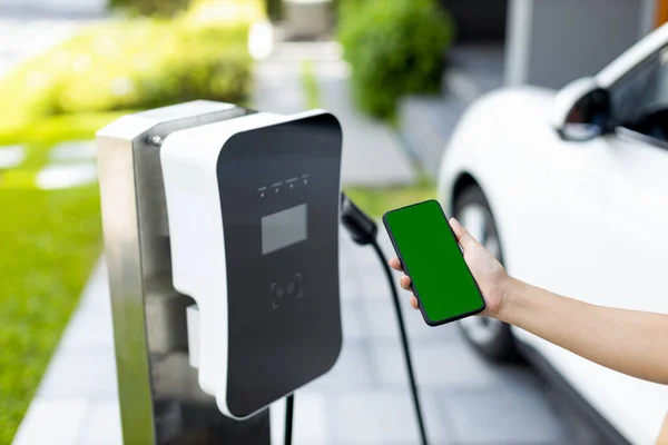 Telefon Makietowy Zielonym Ekranem Wyświetla Stan Energetyczny Pojazdu Elektrycznego Podłączonego — Zdjęcie stockowe