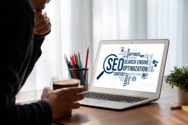 Model e-ticaret için SEO arama motoru optimizasyonu ve bilgisayar ekranında gösterilen çevrimiçi perakende işi