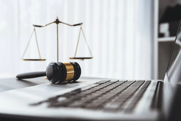 Szimbolizálja Igazságszolgáltatás Jogi Hatóság Arany Kiegyensúlyozott Skála Kalapács Íróasztal Laptop — Stock Fotó