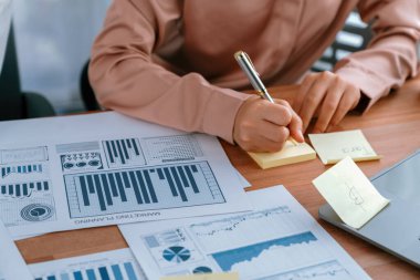 Yakın plan analist takım arkadaşları dijital torpido gözündeki finansal verileri, çizelgeleri ve grafiği destekleyici takım çalışmasıyla tartıştılar. Profesyonel ofis pazarlama işini planlamak için BI 'ı kullanır. Coşkulu.