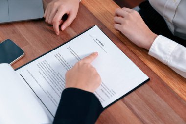 Kapanış toplantısı, genç iş kadınları sözleşmenin şartlarını ve şartlarını dikkatle gözden geçiriyorlar. Şirket avukatı sözleşme anlaşmasında danışmanlık yapar. Coşkulu.