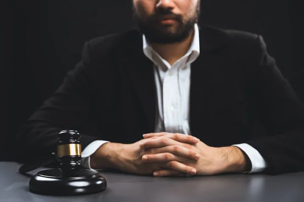 Siyah Takım Elbiseli Avukatın Parlak Arka Planına Sahip Tahta Tokmak — Stok fotoğraf