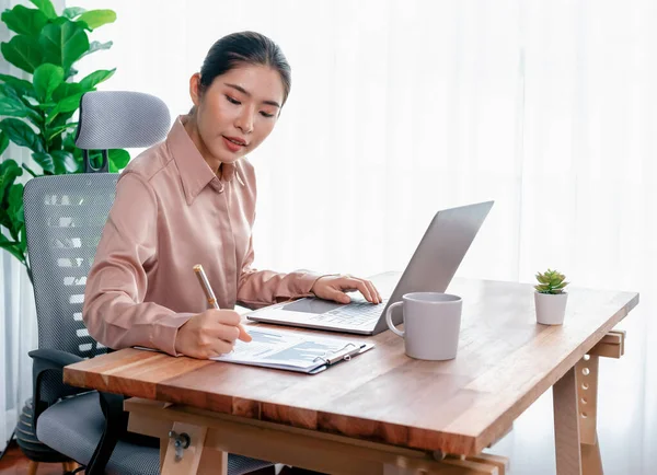 Młoda Azjatycka Entuzjastyczna Bizneswoman Nowoczesnym Biurze Przy Użyciu Laptopa Pracy — Zdjęcie stockowe