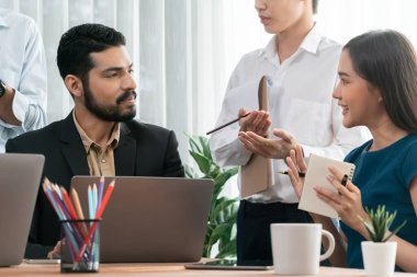 Profesyonel Asyalı çalışanlar, şirket ofisinde takım olarak çalışarak iş planları ve bilgisayarla başarılı olmak için verileri tartışırlar. Modern ofis çalışanı takım çalışması konsepti. Uyum