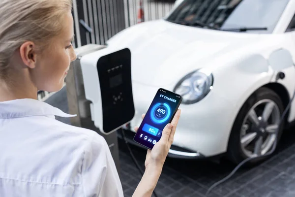 Suit Clad Progressive Businesswoman Look Cars Battery Status Her Phone — Stok fotoğraf