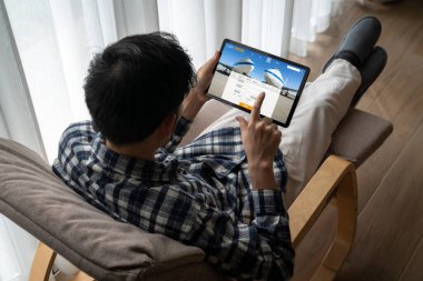 Online uçuş rezervasyon sitesi mod rezervasyon sistemi sağlar. Seyahat teknolojisi kavramı .