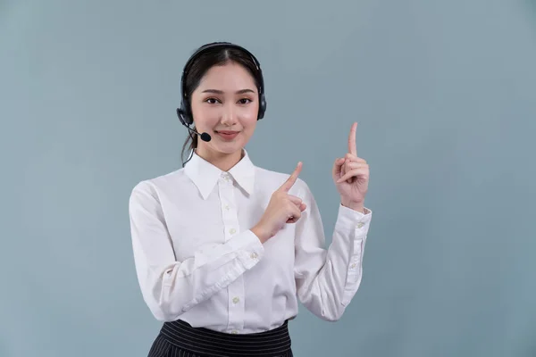 アジアの女性コールセンター運営者は笑顔で仕事の機会を宣伝し カスタマイズ可能な孤立した背景で製品のための正式なスーツとヘッドセット指差し指を着用しています 熱狂的 — ストック写真