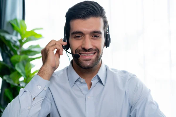 Operador Call Center Masculino Representante Telesales Localizado Sua Mesa Escritório — Fotografia de Stock