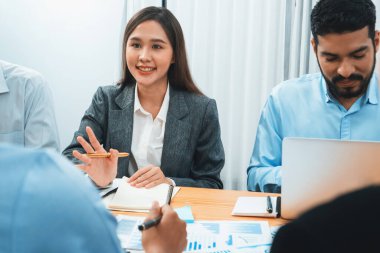 Çok ırklı analist ekibi toplantı masasındaki mali raporu analiz etmek için BI gösterge tablosunu kullanıyor. Çeşitli iş adamlarından oluşan bir grup, FIntech 'in veri analizini başarılı iş pazarlaması için kullanır. Uyum