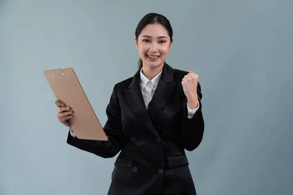 자신있는 아시아 사업가가 클립보드를 배경에 표정으로 프로모션이나 광고를 손으로 형식적 — 스톡 사진