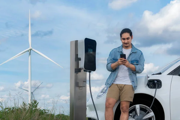 Uomo Progressista Con Sua Auto Elettrica Auto Ricarica Energia Dalla — Foto Stock