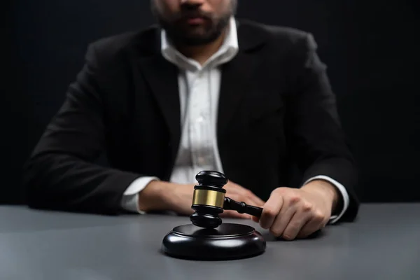 Focus Ξύλινο Σφυρί Σφυρί Σφυρί Burred Δικηγόρος Μαύρο Κοστούμι Κρατώντας — Φωτογραφία Αρχείου