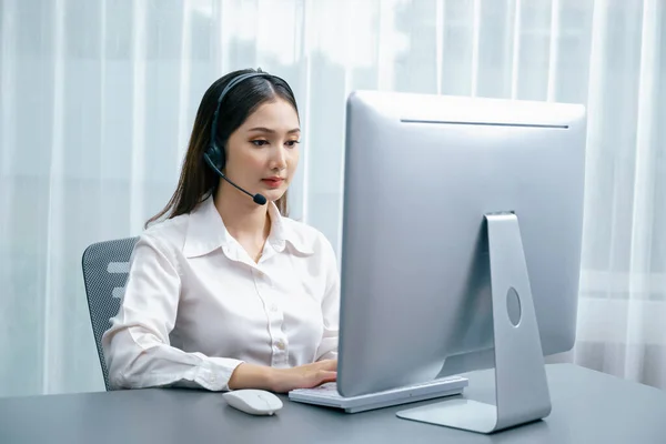 Azjatyckie Call Center Słuchawkami Mikrofonem Pracujące Jej Laptopie Kobieta Operator — Zdjęcie stockowe