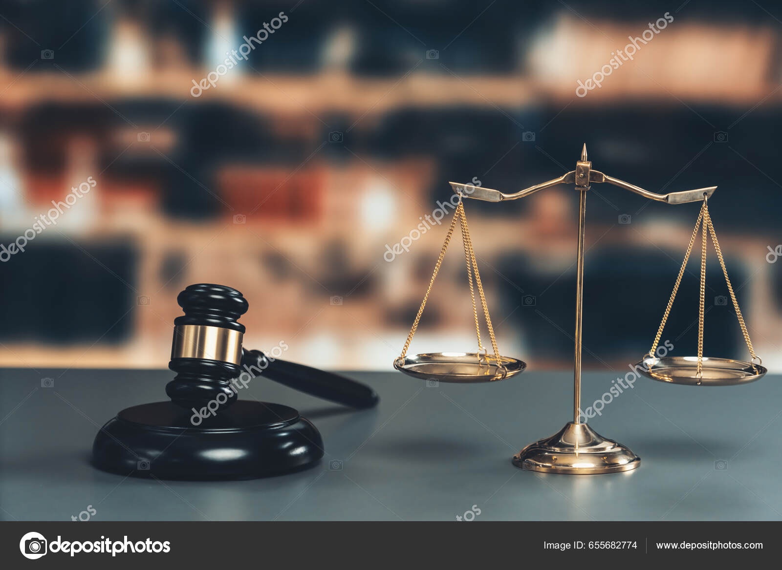 在律师事务所或律师事务所背景下金碧辉煌的天平和木制的木槌是概念正义和共同的法律象征用天平衡量正义和平等的判断