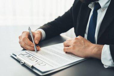 İş adamı sözleşme kağıtlarını ya da iş hukukunu güven ve profesyonellikle imzalar. Resmi iş anlaşması için şirket toplantısında el ele tutuşmak. Eşitlik