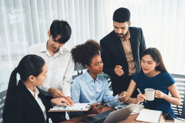 Mutlu iş adamları birlikte çalışır, şirket ofisinde tartışırlar. Profesyonel ve çeşitlilik takım çalışması iş planını bilgisayarda tartışır. Modern çok kültürlü ofis çalışanı. Uyum
