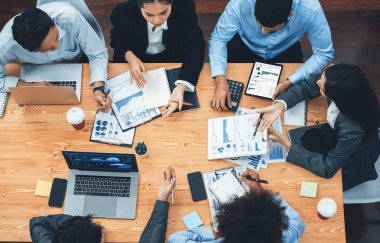 Çok ırklı analist ekibi toplantıdaki finansal verileri analiz etmek için BI Fintech yazılımı kullanıyor. Üst görünüm finans paneli veri ekranında pazarlama göstergesi için analiz edilmiş grafikle birlikte. Uyum