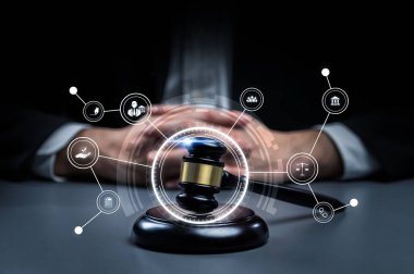 Akıllı hukuk, hukuki danışmanlık simgeleri ve avukatlık bürosunda çalışan araçlar dijital hukuk kavramını ve çevrim içi hukuk ve yönetmelik kavramlarını gözler önüne seriyor .