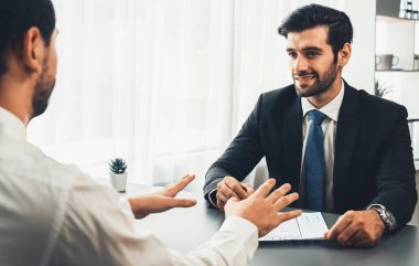 Başvuru formunu doldurmak için iş başvurusunda bulunmuş. Aday, mülakatta resmi konuşma için takım elbise giyer. Kariyer ve iş deneyimiyle ilgili sorularla dolu bir işe alım süreci. Coşkulu