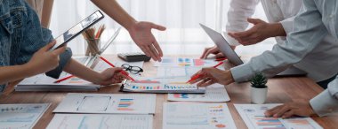 Panorama analist ekibi, FBI Fintech 'i kullanarak dizüstü bilgisayarla mali raporu analiz ediyor. İş adamları iş görüşü için dizüstü bilgisayarda gösterilen kontrol panelini inceliyor. İnceleyin