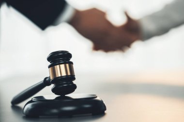 Odaklanma tokmağı avukat meslektaşlarının bulanık arkaplan üzerine adaleti sembolize eder başarılı bir hukuki anlaşmadan sonra mahkemedeki anlaşmazlığı savunmak güvenilir bir ortağın güvenilirliğini sağlar. Eşitlik