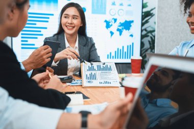 Çok ırklı analist ekibi toplantı masasındaki mali raporu analiz etmek için BI gösterge tablosunu kullanıyor. Çeşitli iş adamlarından oluşan bir grup, iş pazarlama kararı için FIntech 'in veri analizini kullanır. Uyum