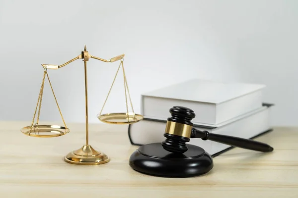 Simbolizando Justiça Autoridade Jurídica Escala Equilibrada Dourada Martelo Mesa Com — Fotografia de Stock